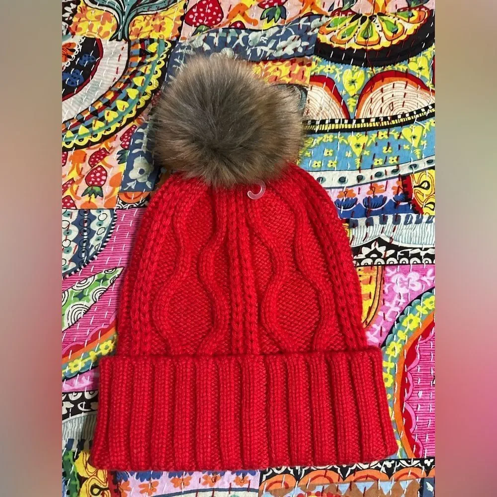 NWT Hunter Cable Knit Beanie with Faux Fur Pom